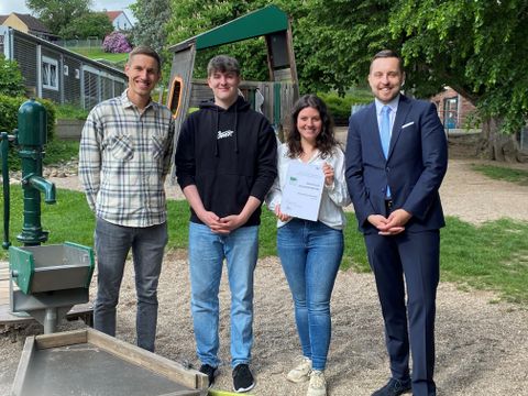 v. li.: Rouven Rudisile (Abteilungsleitung Bildung, Familie und Kultur), Jonas Härter, Esther Feiler (Kita-Leitung „Wirbelwind“), Samuel Henninger (Studienberater Hochschule Karlsruhe); nicht auf dem Bild: Katharina Ignatenko