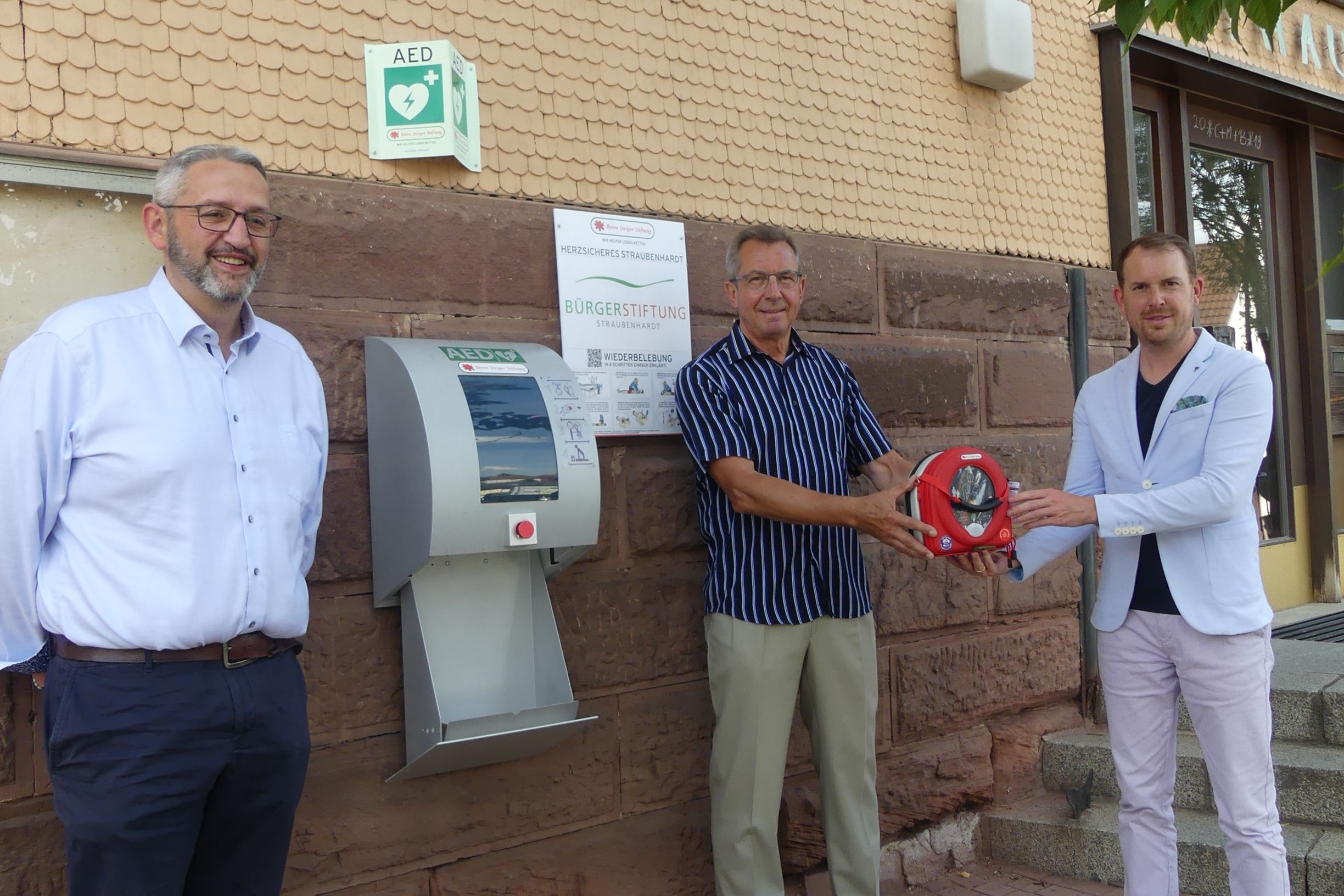 Übergeben wurde das Gerät von Angelo Sapia, Projektmanager der Björn-Steiger-Stiftung, Joachim Scheffler, Vorstand der Bürgerstiftung, und Bürgermeister Helge Viehweg.