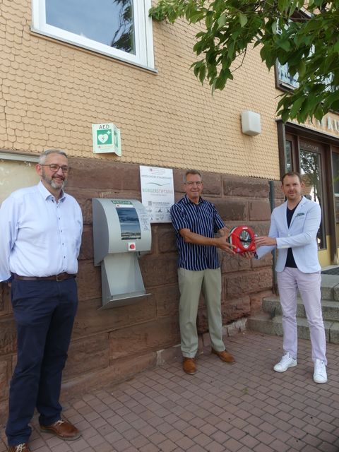 Übergeben wurde das Gerät von Angelo Sapia, Projektmanager der Björn-Steiger-Stiftung, Joachim Scheffler, Vorstand der Bürgerstiftung, und Bürgermeister Helge Viehweg.