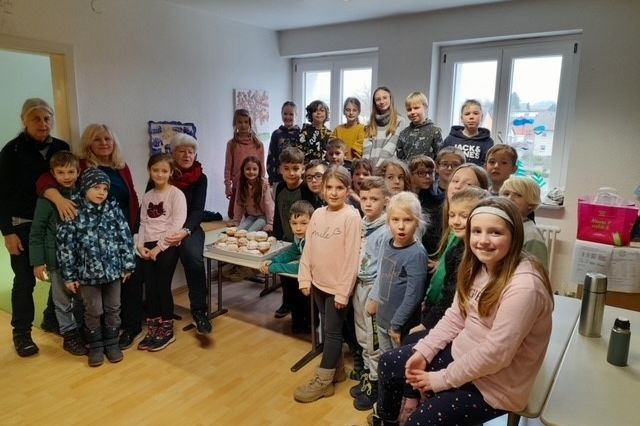 Auch die Kinder haben tatkräftig und mit großer Freude unterstützt.