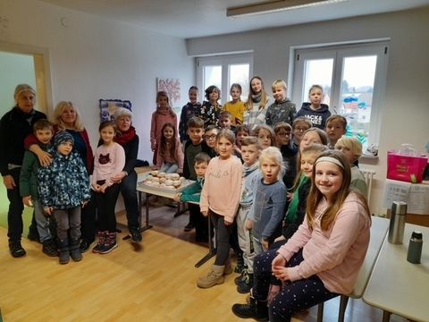 Auch die Kinder haben tatkräftig und mit großer Freude unterstützt.