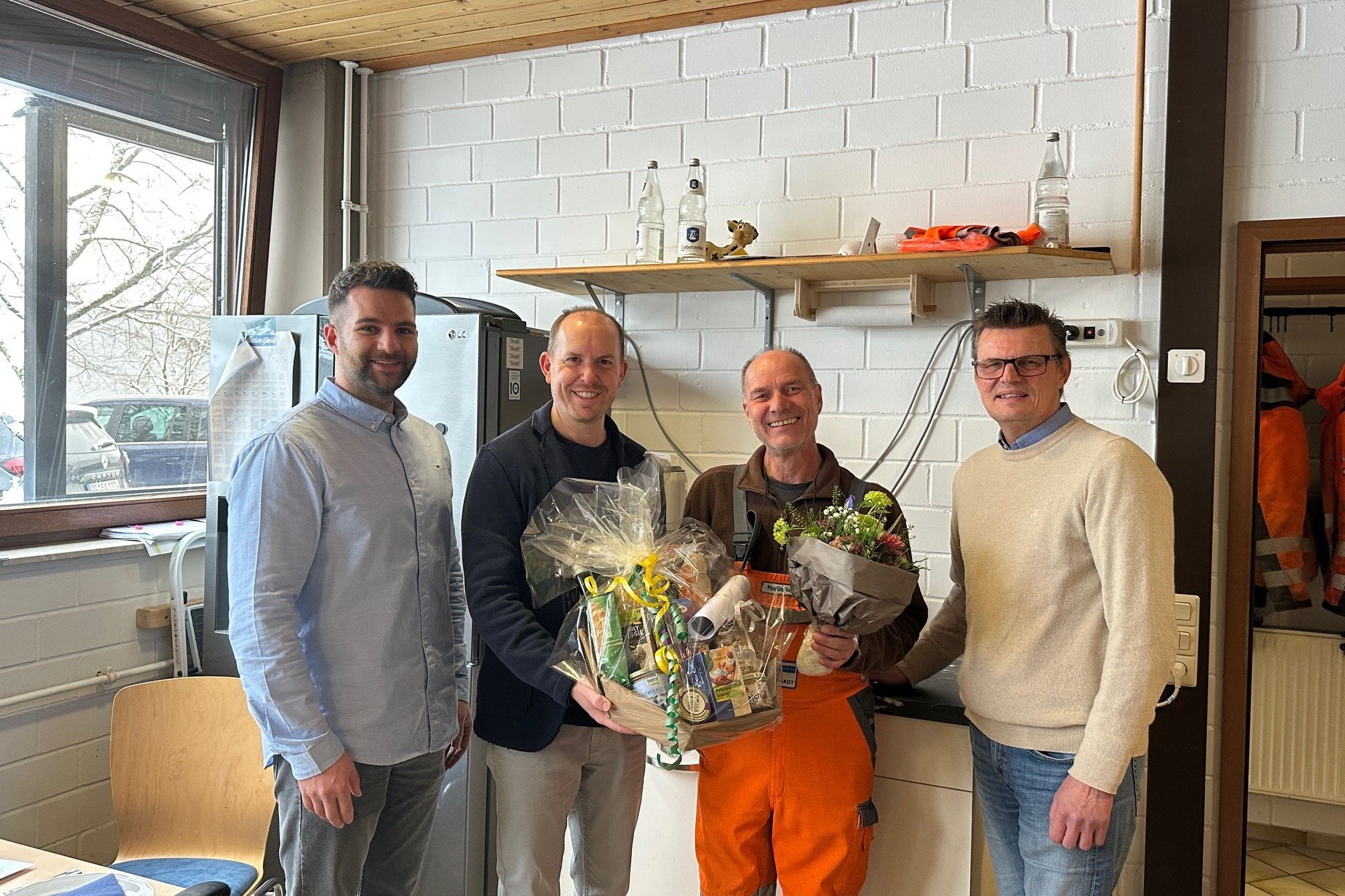 Benedikt Lorsch (Fachbereichsleiter Zentrale Dienste und Bürgerservice), Bürgermeister Helge Viehweg verabschieden Martin Weber gemeinsam mit Johannes Kohle (Abteilungsleiter Hochbau und Tiefbau).