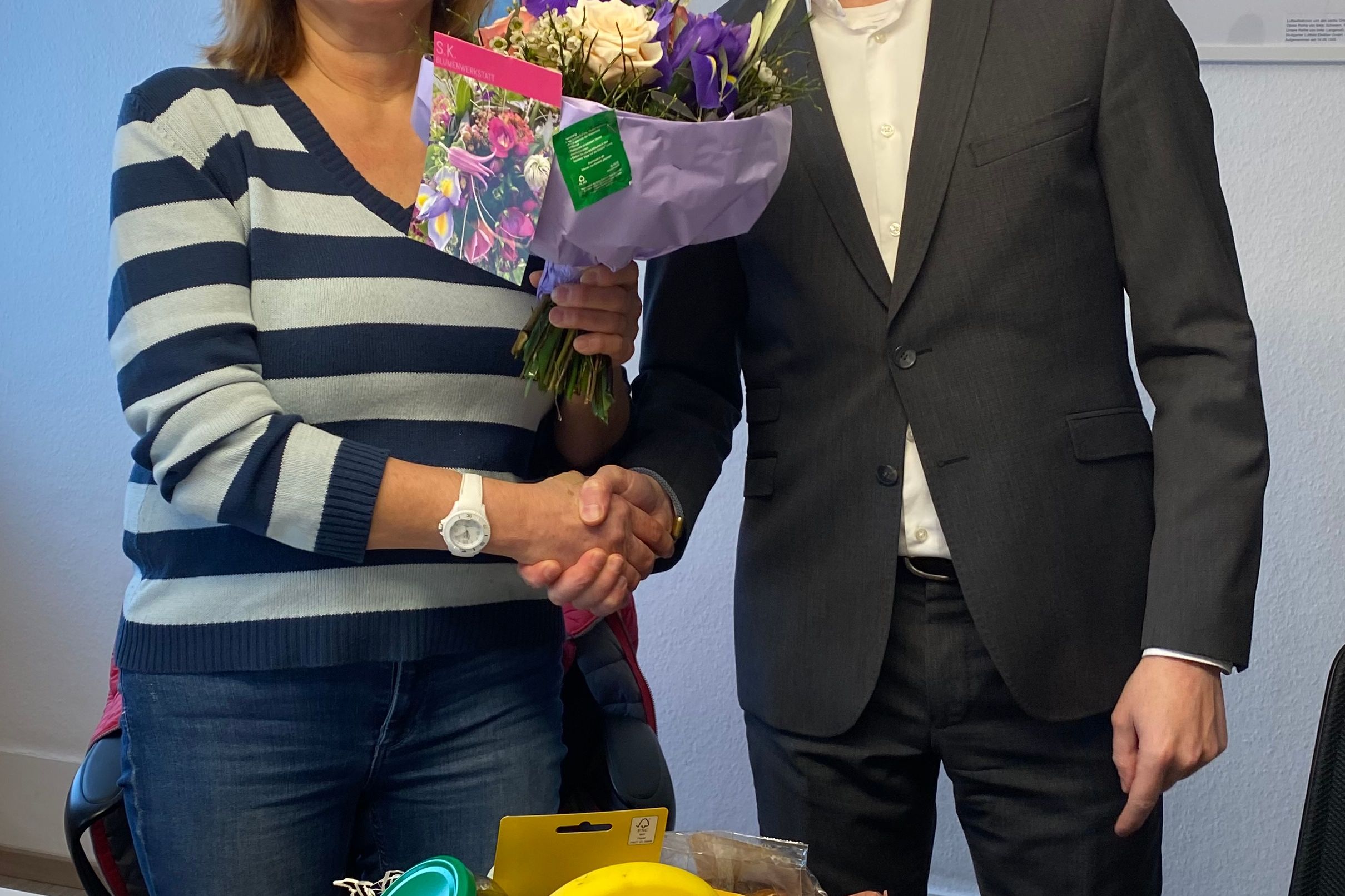 Jutta Rau wird von Bürgermeister Helge Viehweg verabschiedet.