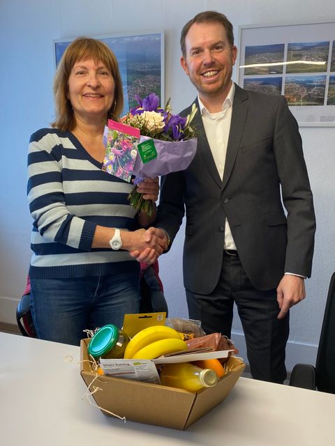Jutta Rau wird von Bürgermeister Helge Viehweg verabschiedet.