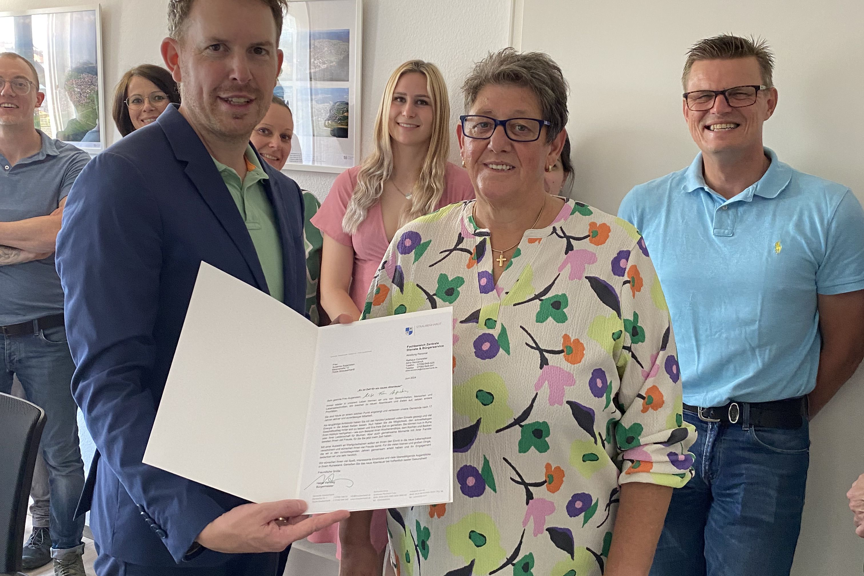 Bürgermeister Helge Viehweg verabschiedet Frau Susanne Augenstein im Kreis der Kollegen.