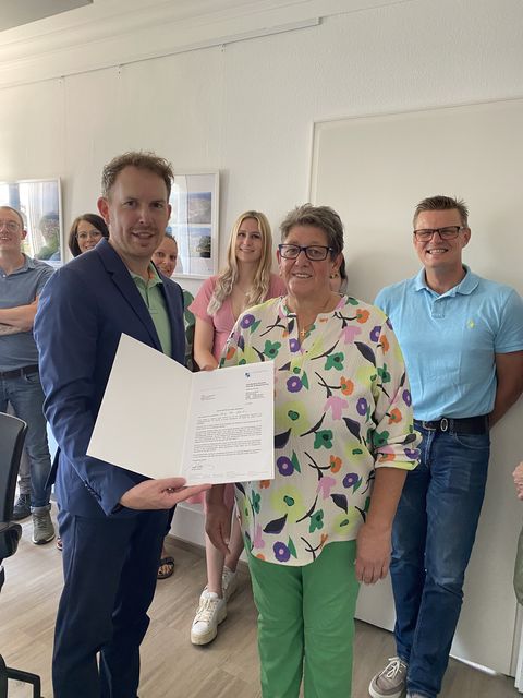 Bürgermeister Helge Viehweg verabschiedet Frau Susanne Augenstein im Kreis der Kollegen.