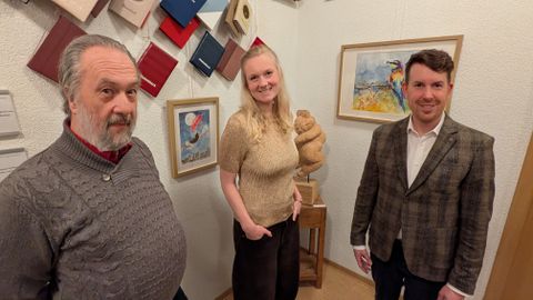 Bürgermeister Helge Viehweg (von rechts) eröffnete nacheinander die Ausstellungen von Laura Peterlik und Roland Schmid (hier im Rathaus Conweiler).