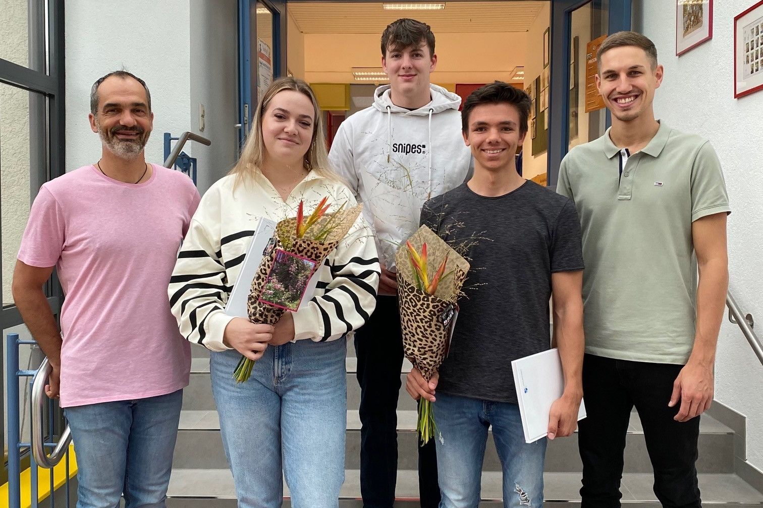 Thomas Toth (Leitung Kita Villa Regenbogen) mit Melanie Knüpfer, Jonas Härter, Finn Schneider und Rouven Rudisile (Abteilungsleitung Bildung, Familie und Kultur, von links). Nicht auf dem Bild: Alia-Vanessa Heine.