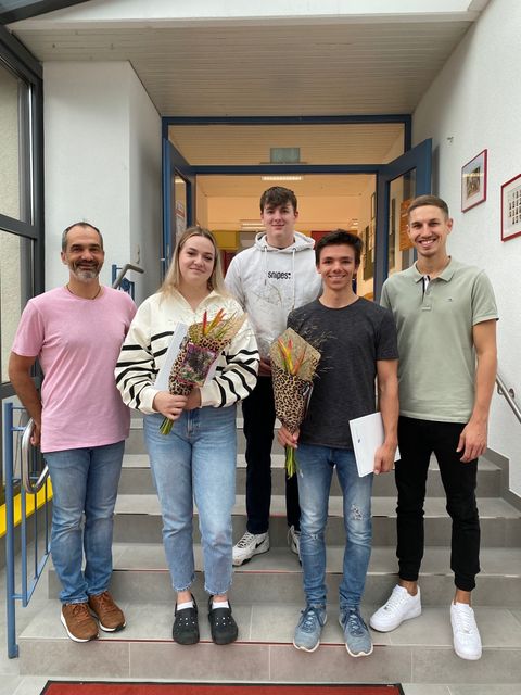 Thomas Toth (Leitung Kita Villa Regenbogen) mit Melanie Knüpfer, Jonas Härter, Finn Schneider und Rouven Rudisile (Abteilungsleitung Bildung, Familie und Kultur, von links). Nicht auf dem Bild: Alia-Vanessa Heine.