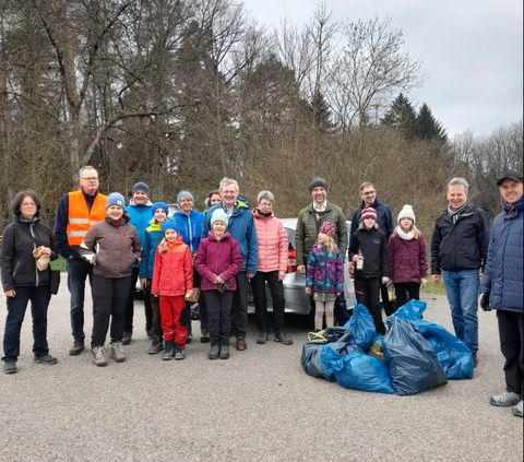 Nach getaner Arbeit: Die fleißige Gruppe um Bürgermeister Helge Viehweg beim Straubenhardter Waldputztag am Samstag, 29. März 2025