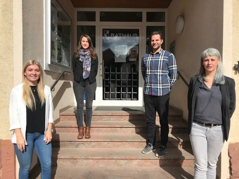 v.l.n.r.: Selena Straub, Jasmin Becht (Abteilungsleitung Bürgerservice & Ordnung), Benedikt Lorsch (Abteilungsleitung Personal & Organisation) und Helena Wegmann.