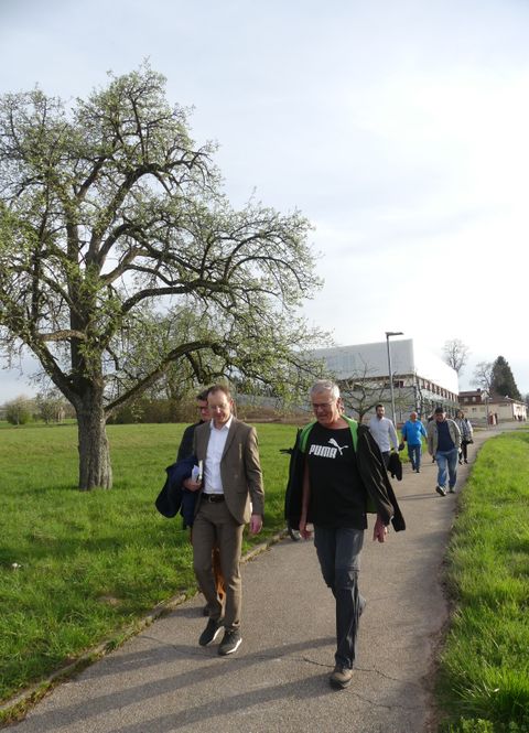 Bei einem Ortsspaziergang kamen Bürgermeister Helge Viehweg (links) und Bürger*innen miteinander ins Gespräch. Fotos: Molnar