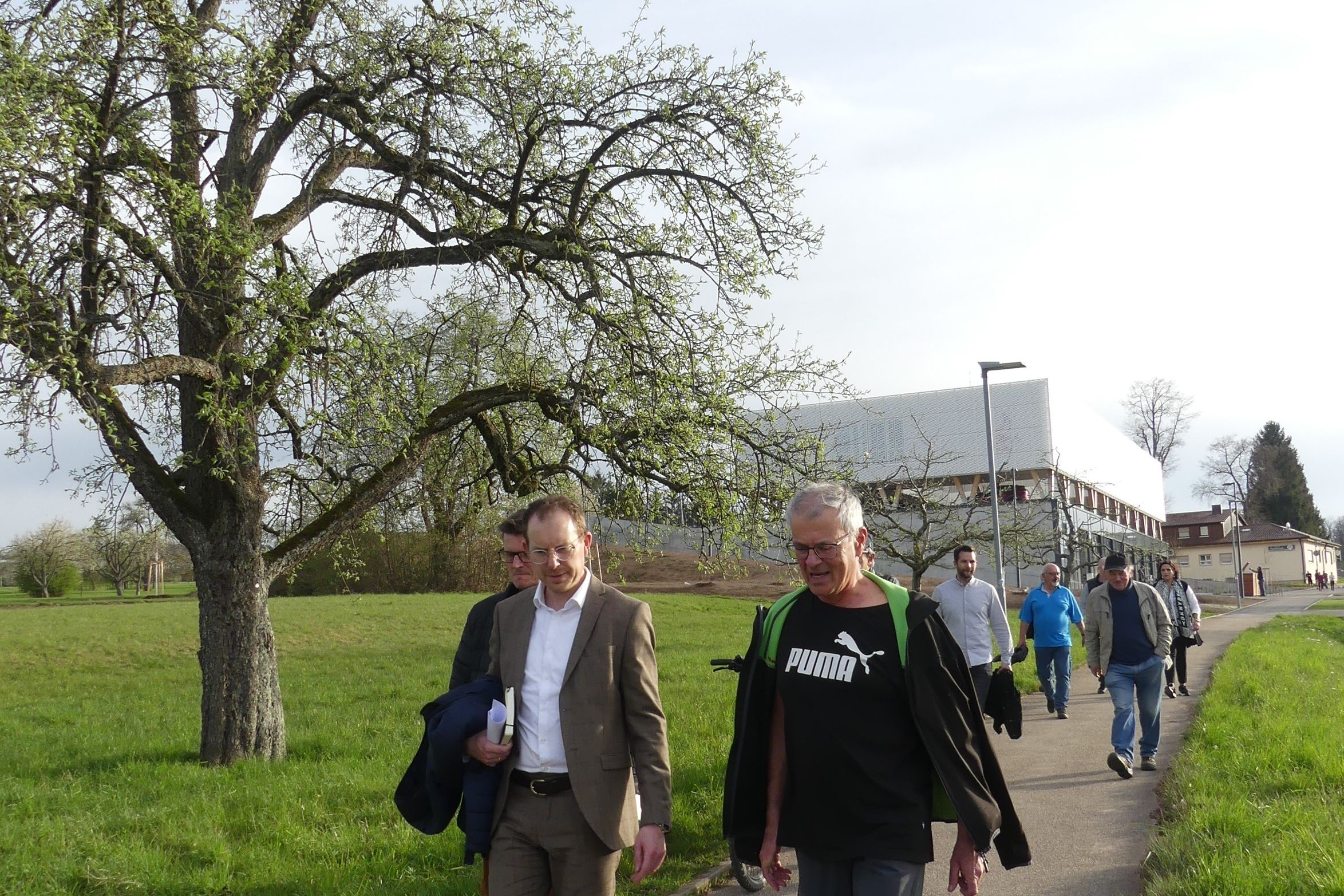 Bei einem Ortsspaziergang kamen Bürgermeister Helge Viehweg (links) und Bürger*innen miteinander ins Gespräch. Fotos: Molnar