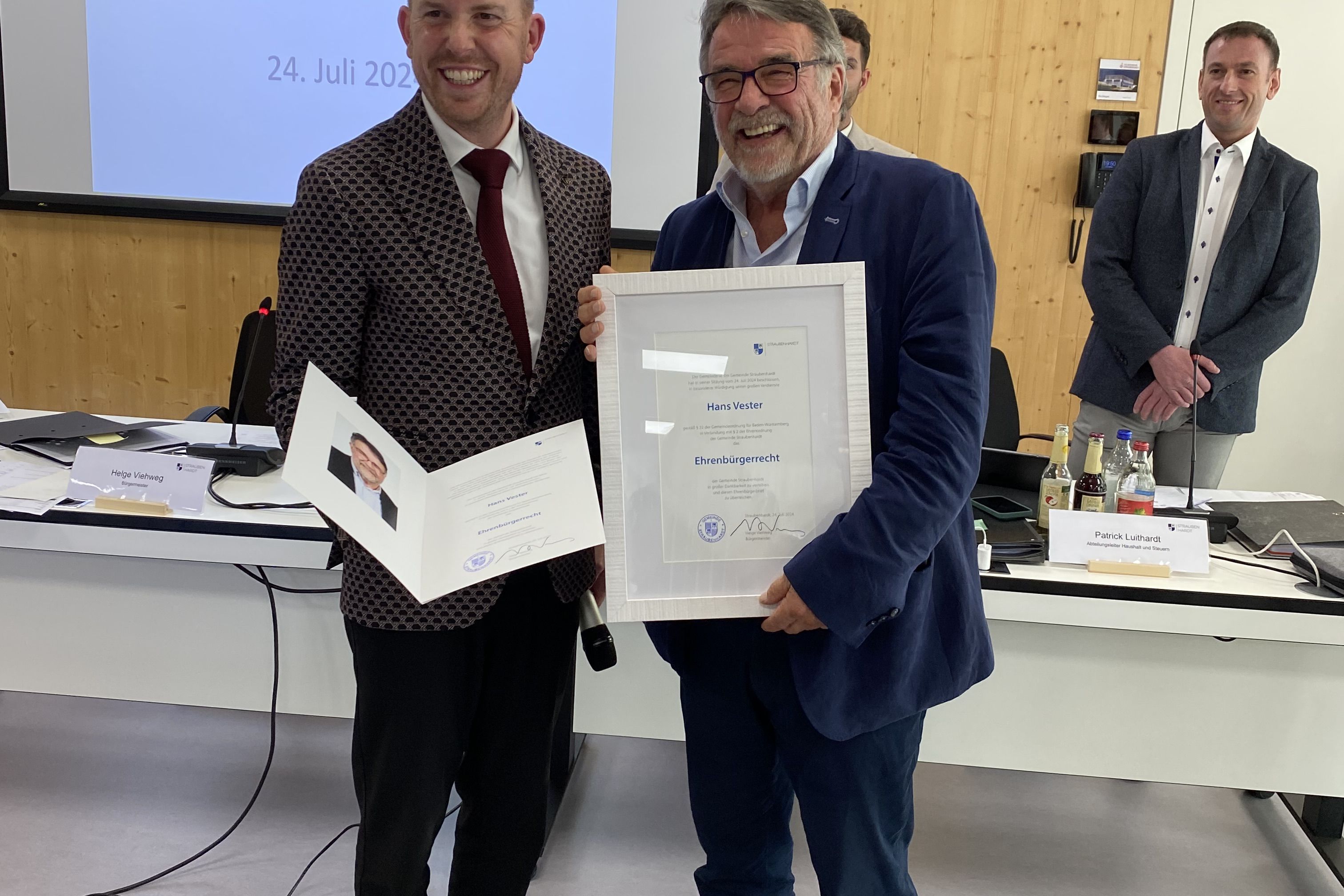 Hans Vester für seine herausragenden Leistungen während seiner über 44-jährigen Gemeinderatstätigkeit die Ehrenbürgerwürde zu verleihen