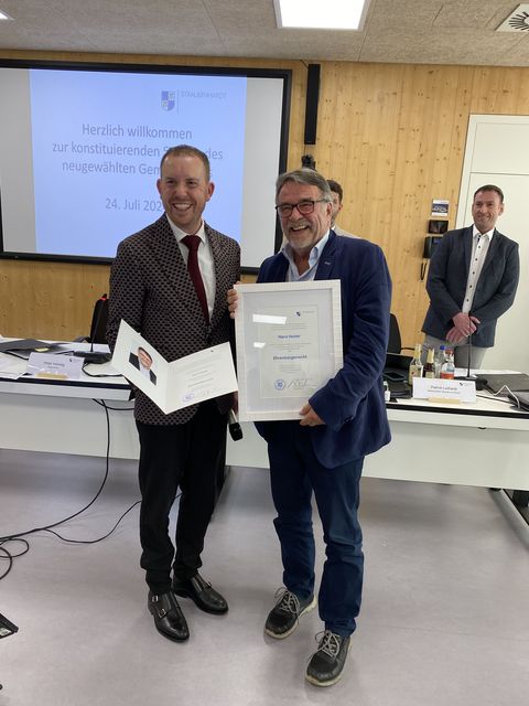 Hans Vester für seine herausragenden Leistungen während seiner über 44-jährigen Gemeinderatstätigkeit die Ehrenbürgerwürde zu verleihen